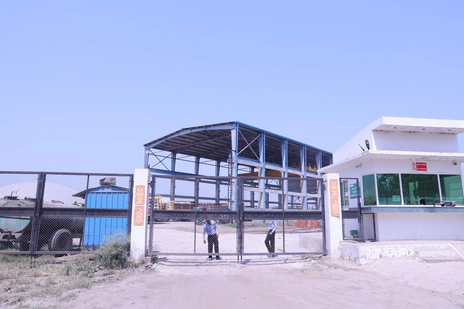 Main gate and gatehouse at the Circle CBG Meerut plant in Bahadurpur, Tehsil Mawana